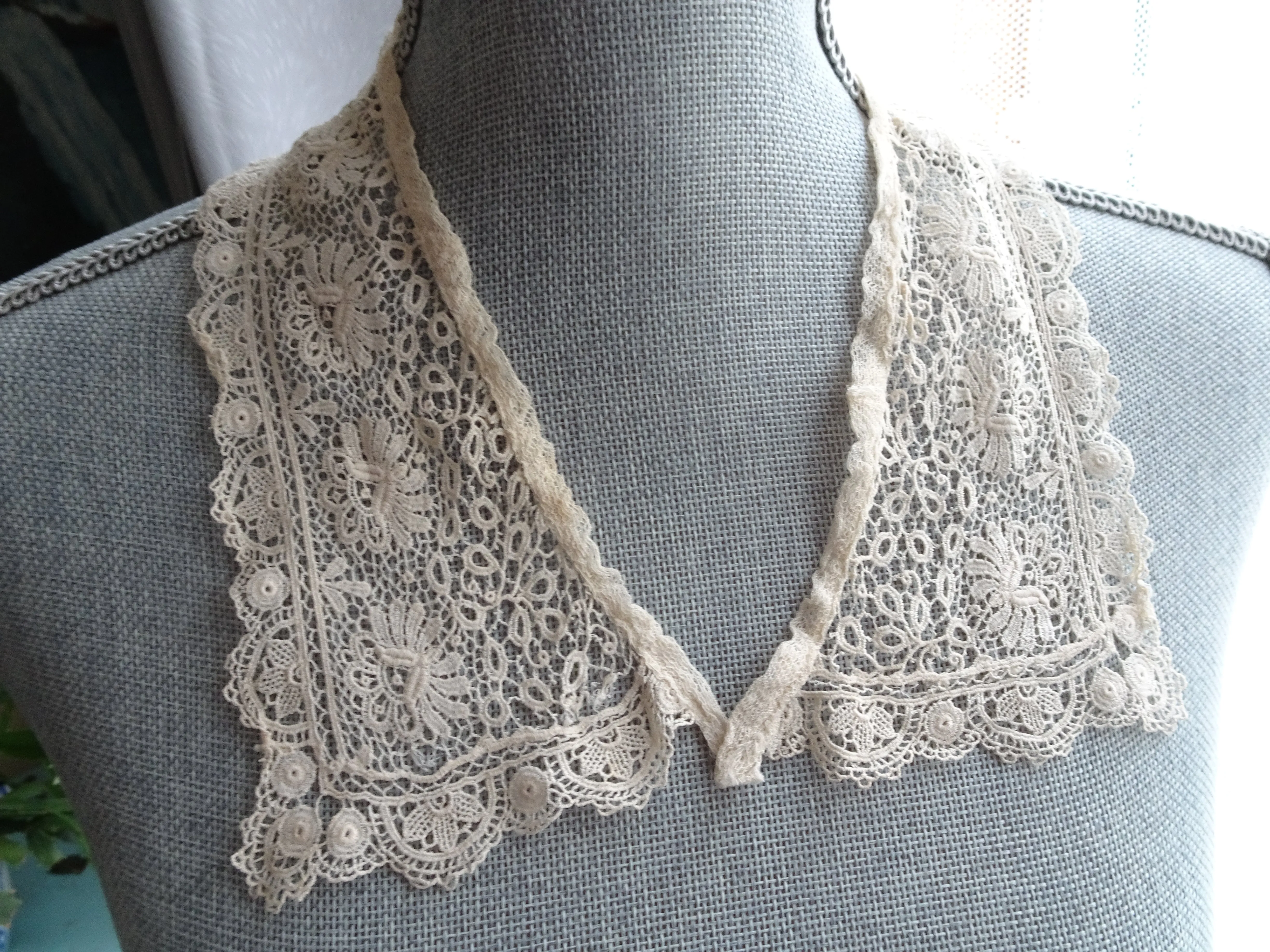 LOVELY Antique Collar, Delicate Lace Collar, Beautiful Design,Collectible Vintage Collars