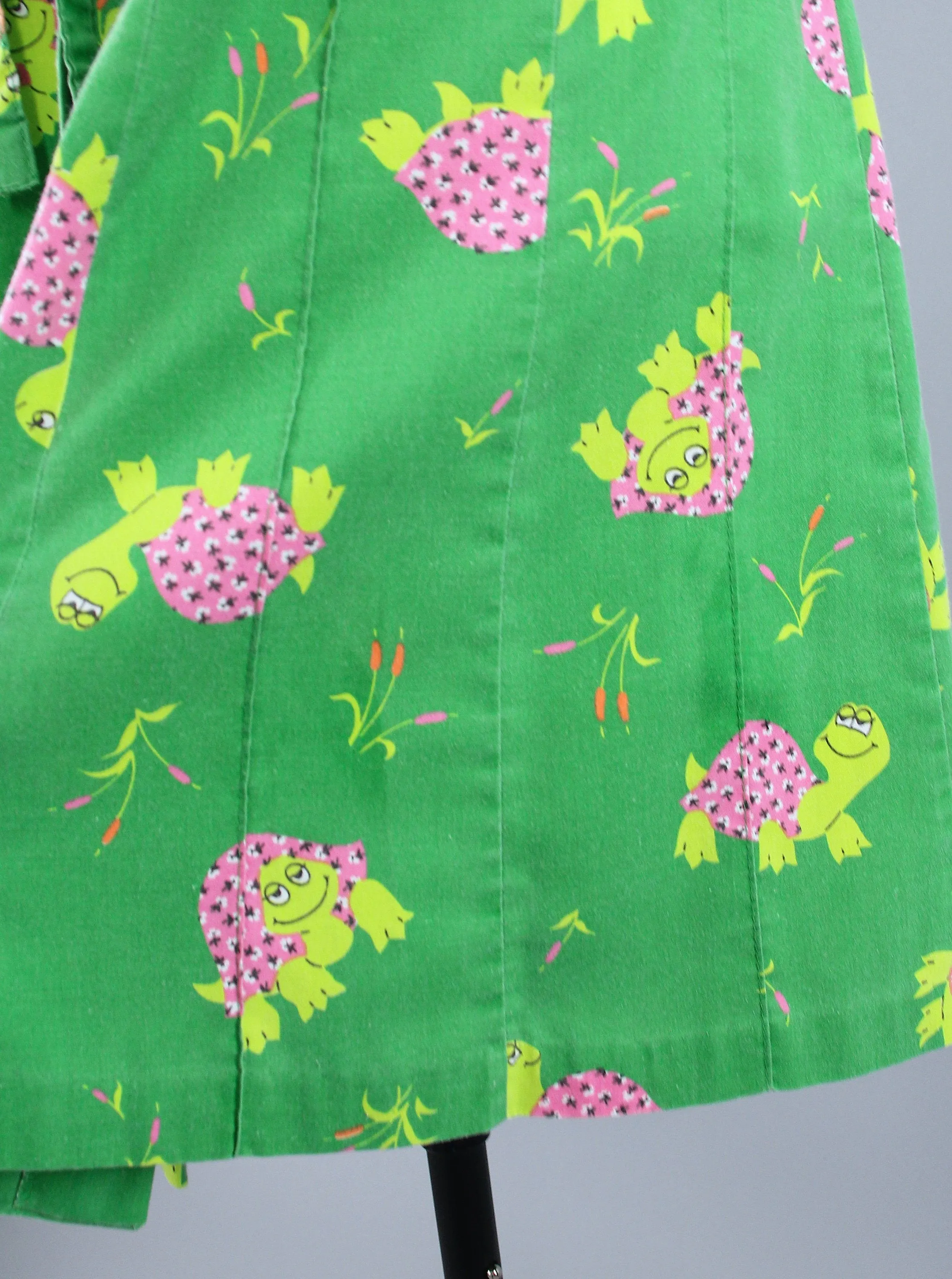 Vintage 1960s - 1970s Novelty Print Skirt / Green Turtles