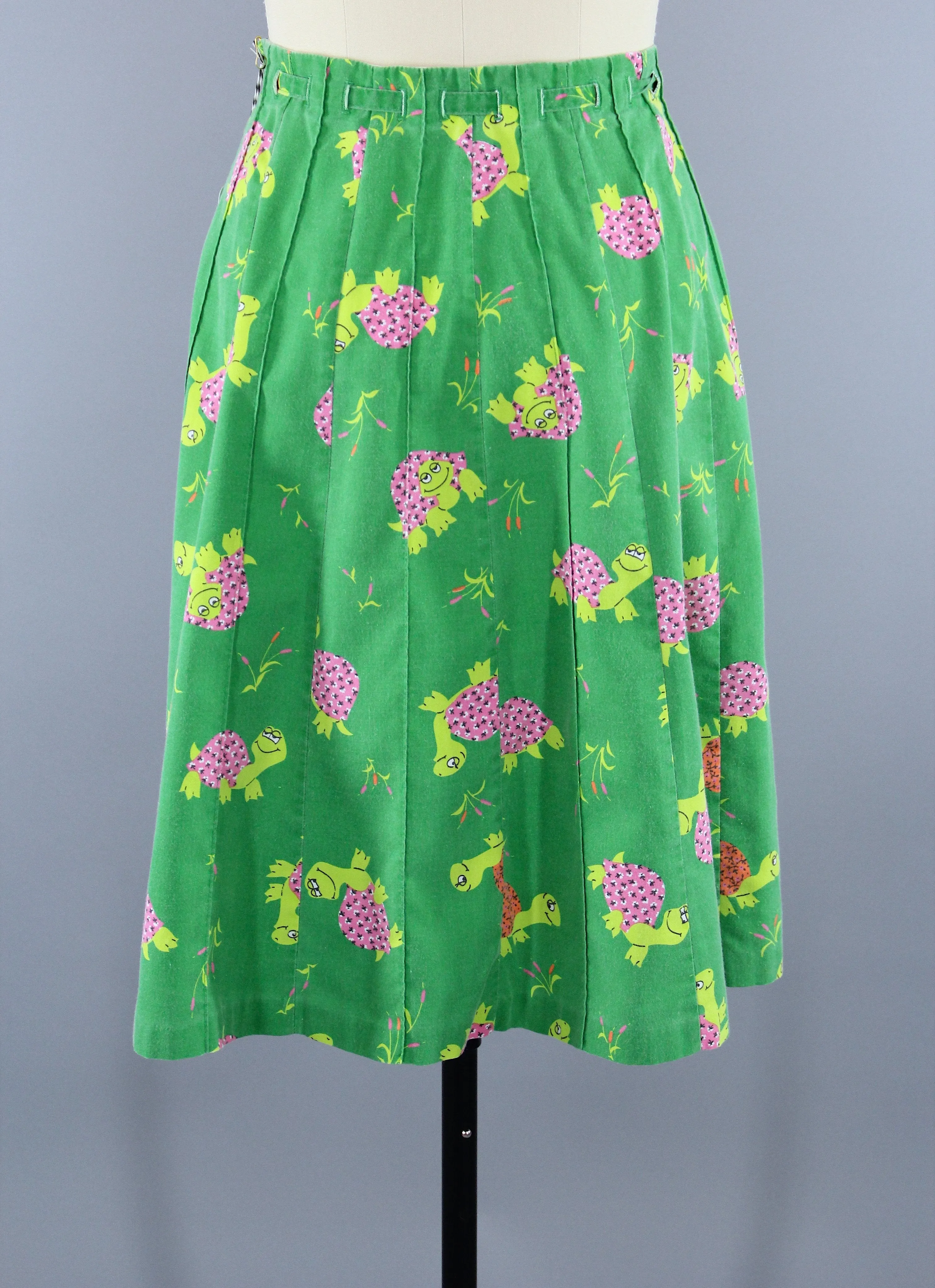 Vintage 1960s - 1970s Novelty Print Skirt / Green Turtles